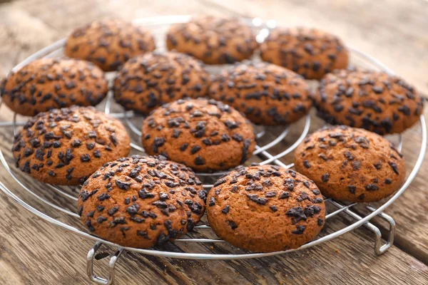 Estante de enfriamiento con deliciosas galletas de avena — Foto de Stock