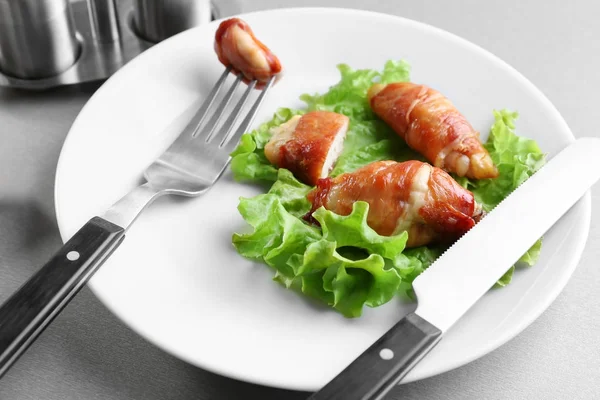 Prato com bacon embrulhado frango — Fotografia de Stock