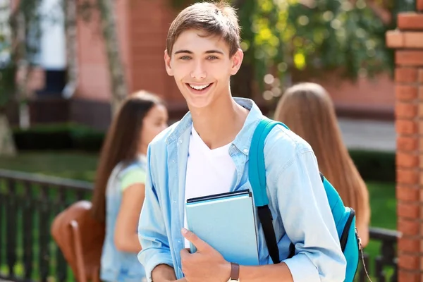 Studente con libri all'aperto — Foto Stock