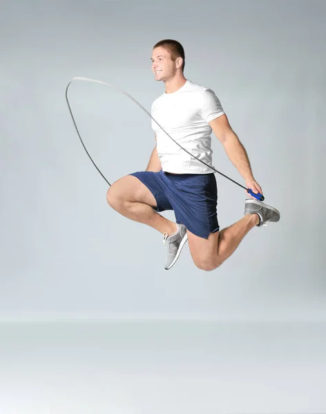 Молодий чоловік зі стрибками мотузкою — стокове фото