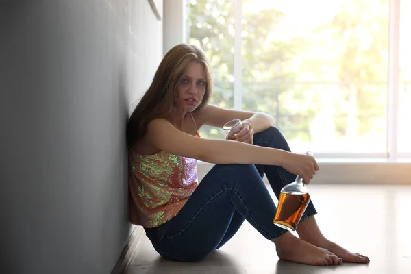 Junge Frau trinkt Alkohol — Stockfoto