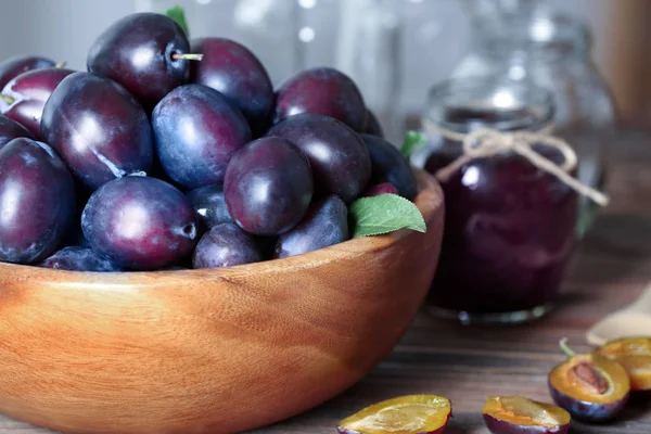 Bol avec prunes sur la table — Photo