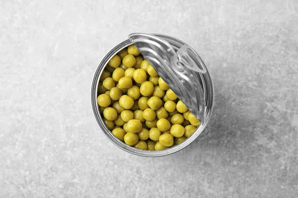 Tin can with green peas — Stock Photo, Image