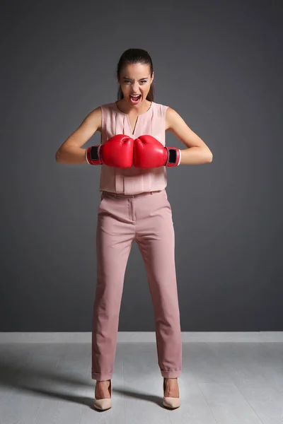 Mujer joven en guantes de boxeo —  Fotos de Stock