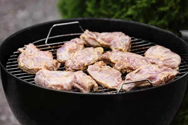 Cozinhar carne crua — Fotografia de Stock