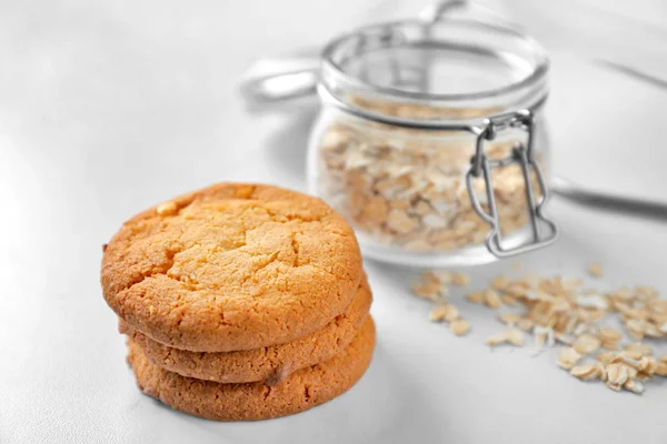 Вкусное овсяное печенье на столе — стоковое фото