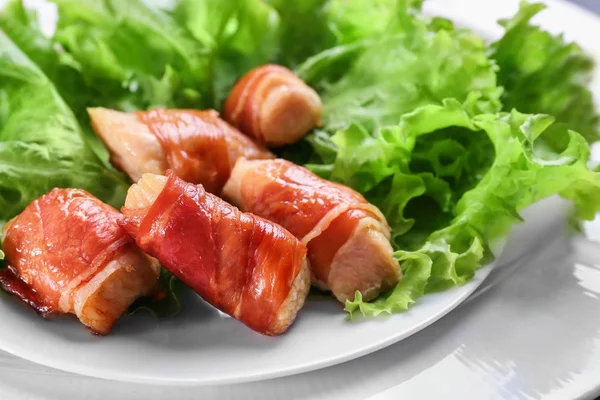 Bacon wrapped kip op plaat — Stockfoto