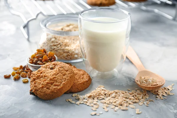 Вкусное овсяное печенье с изюмом и стаканом молока — стоковое фото