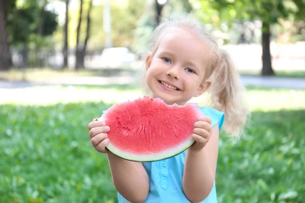 可爱的女孩吃西瓜, 户外 — 图库照片