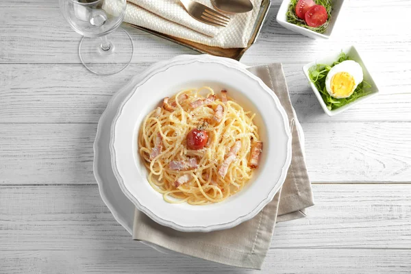 Tallrik med pasta carbonara med bacon — Stockfoto