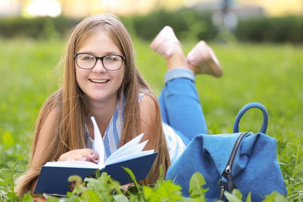 Pěkná studentka čtení kniha venku — Stock fotografie