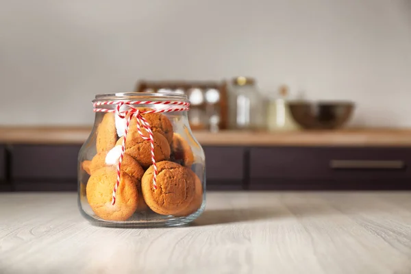 Glazen pot met heerlijke havermout koekjes — Stockfoto