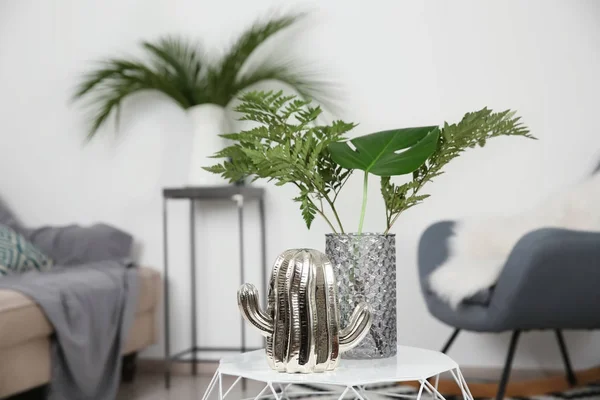 Cam vazo içinde tropikal yaprak — Stok fotoğraf