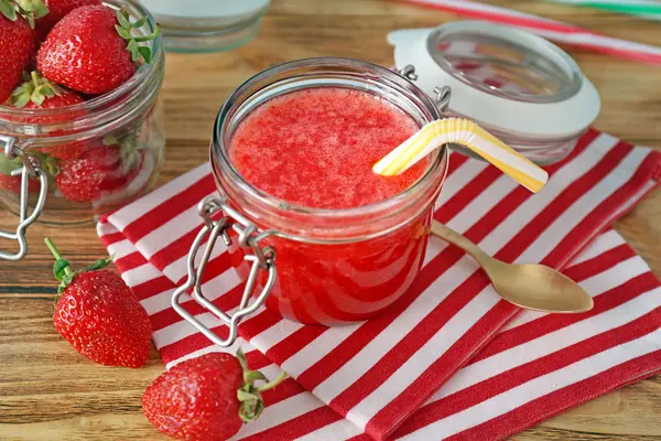 Frasco de vidro com smoothie de morango — Fotografia de Stock