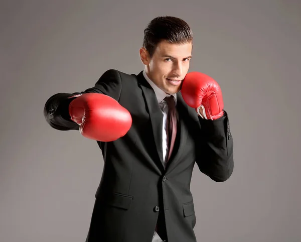 Uomo d'affari in guanti da boxe — Foto Stock