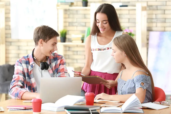 Jóvenes estudiantes estudiando en interiores —  Fotos de Stock