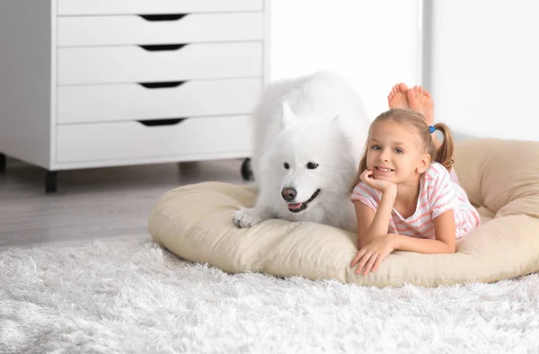 Menina com cão — Fotografia de Stock