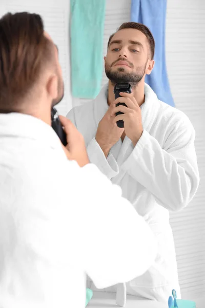 Morgen schöner junger Mann rasiert sich im Badezimmer — Stockfoto