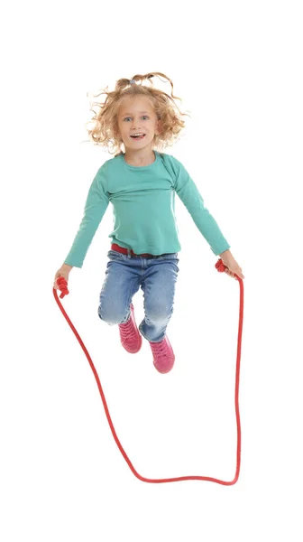 Menina bonito pulando corda no fundo branco — Fotografia de Stock