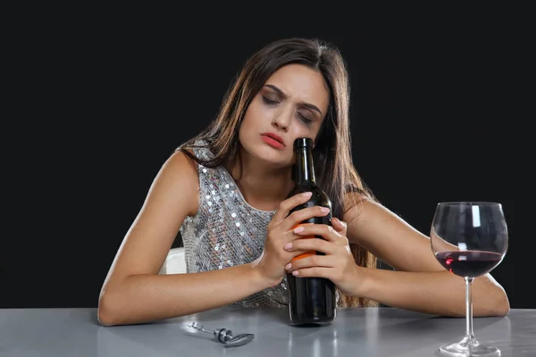 Jovem mulher bebendo álcool — Fotografia de Stock
