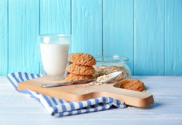 Heerlijke havermout koekjes met glas melk — Stockfoto