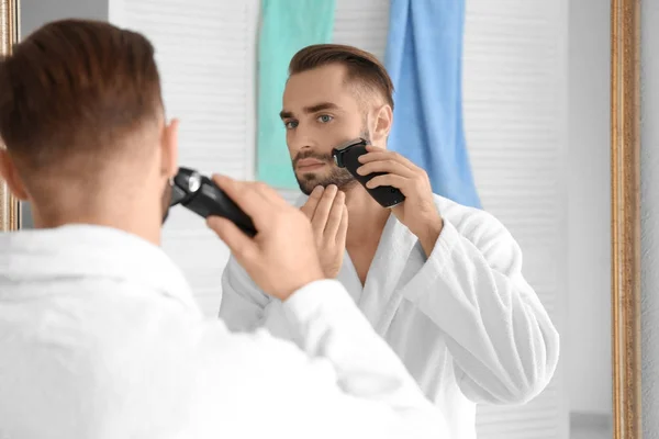 Morgen schöner junger Mann rasiert sich im Badezimmer — Stockfoto