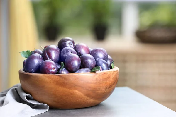 Verse heerlijke pruimen — Stockfoto