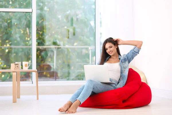 Young woman with modern laptop — Stock Photo, Image