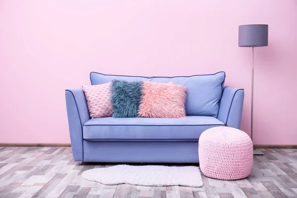Bequemes Sofa gegen Wand — Stockfoto