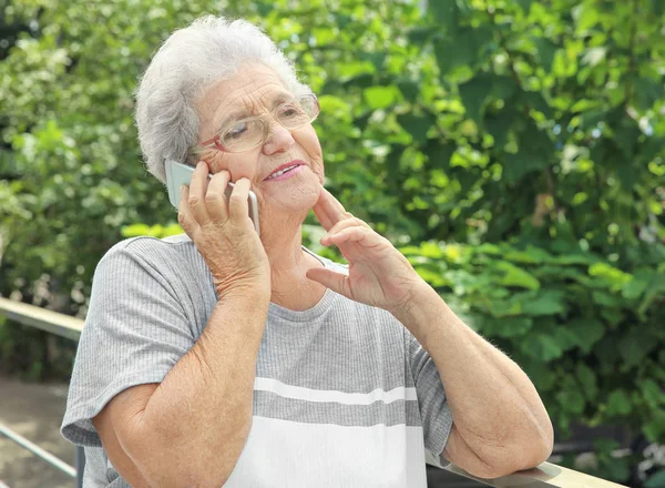 Mujer mayor hablando por teléfono — Foto de Stock