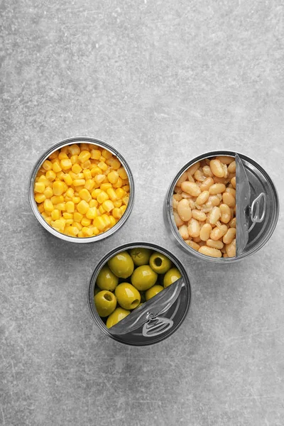 テーブルの上に異なる食品を持つオープン錫缶 — ストック写真