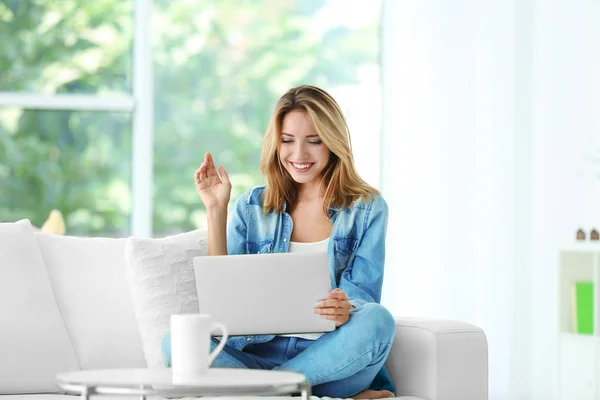 Jeune femme avec ordinateur portable moderne — Photo