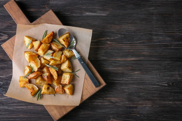 Plateau avec de délicieuses pommes de terre au romarin — Photo