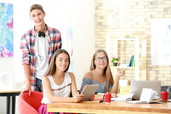 Jóvenes estudiantes estudiando en interiores — Foto de Stock