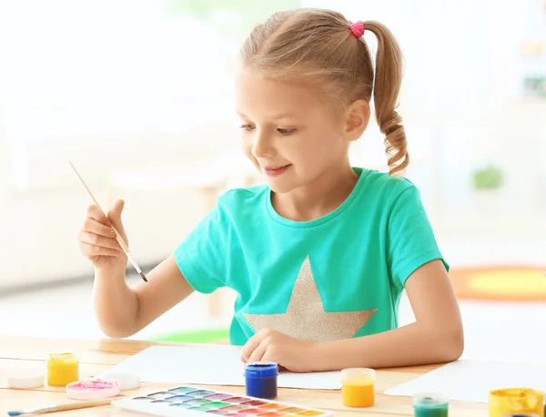 Cute girl painting picture — Stock Photo, Image