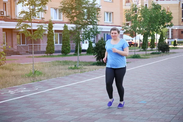 Избыточный вес женщины бег, на открытом воздухе — стоковое фото