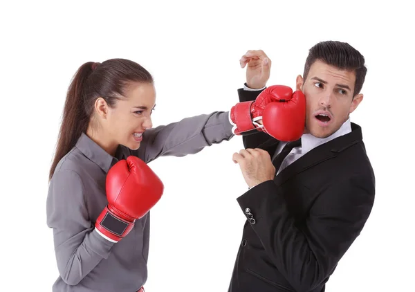 Mujer en guantes de boxeo golpeando hombre de negocios — Foto de Stock