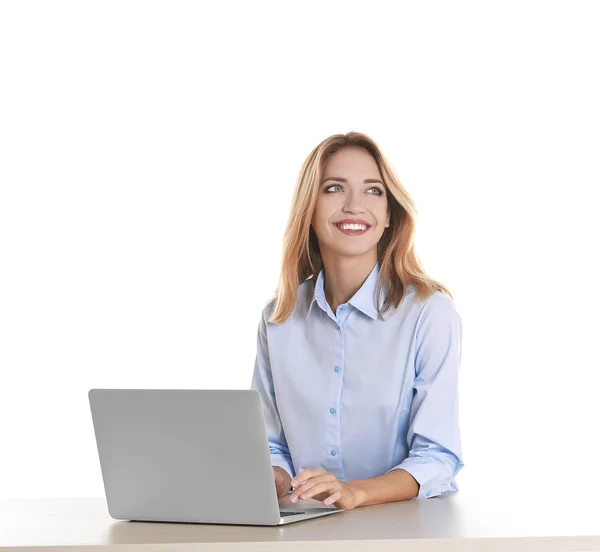 Mujer joven con portátil moderno — Foto de Stock