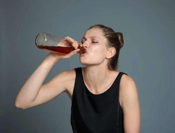 Junge Frau trinkt Alkohol — Stockfoto