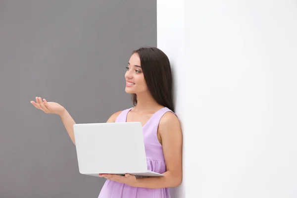 Bella donna con computer portatile moderno a casa — Foto Stock