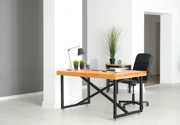 Interiör i modernt rum med bekväm arbetsplats — Stockfoto