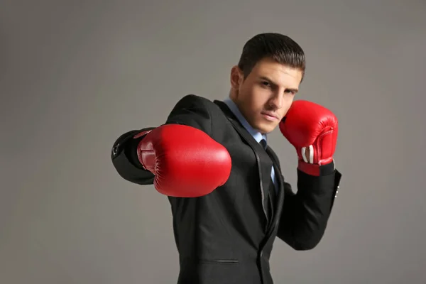 Uomo d'affari in guanti da boxe — Foto Stock