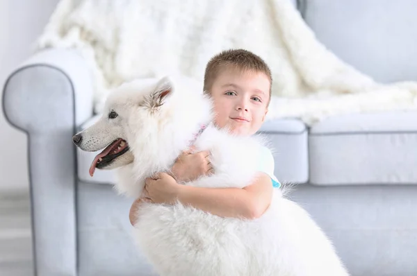 Liten pojke med hund — Stockfoto