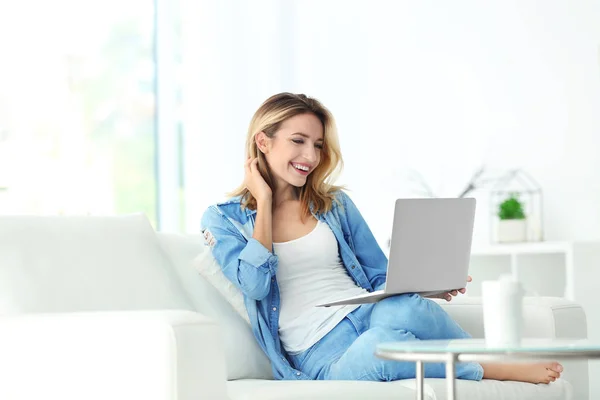 Jovem mulher com laptop moderno — Fotografia de Stock