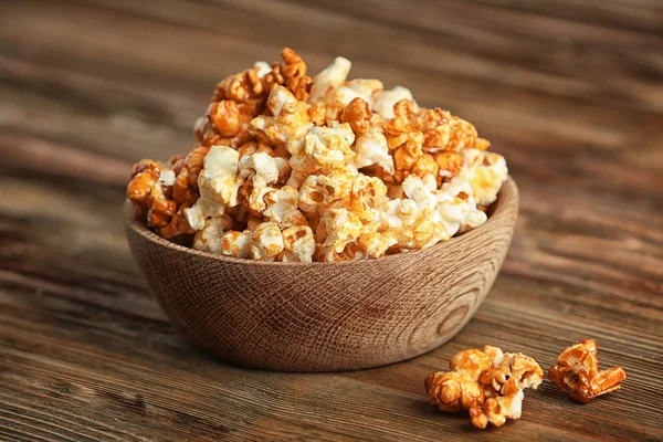 Miska z smaczne popcorn karmelowy — Zdjęcie stockowe