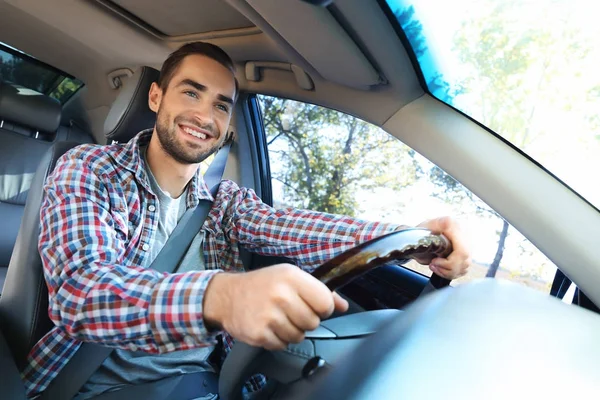 Hombre en el asiento del conductor del coche —  Fotos de Stock