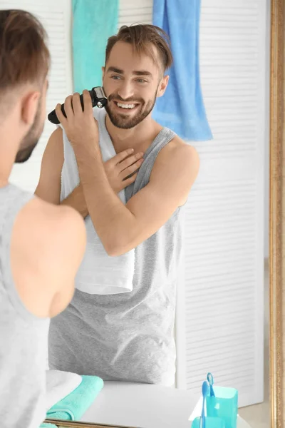 Morgen schöner junger Mann rasiert sich im Badezimmer — Stockfoto