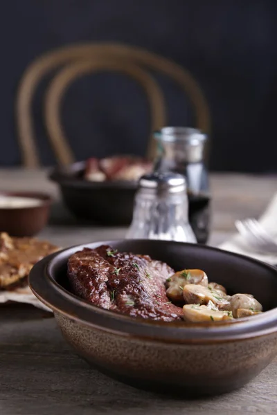 Skål med steak Diane — Stockfoto