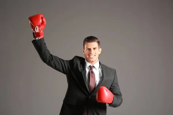 Zakenman in bokshandschoenen — Stockfoto