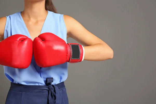 Junge Frau in Boxhandschuhen — Stockfoto